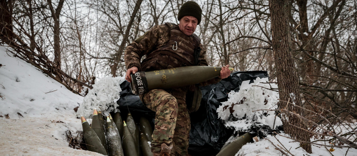 Un operador ucraniano de un obús M777 carga con munición de 155mm en la región de Zaporiyia