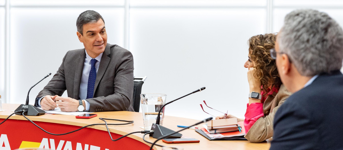 Pedro Sánchez presidiendo una reunión en Ferraz este lunes