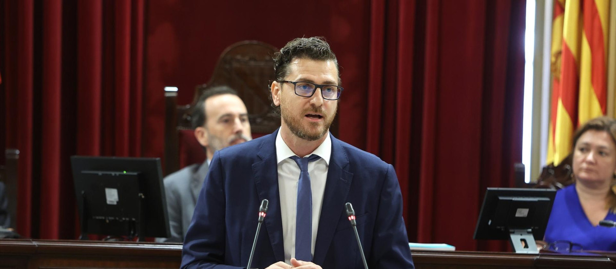 El portavoz del PP en el Parlament balear, Sebastià Sagreras,  interviene durante una segunda sesión de investidura de Marga Prohens como presidenta de las Islas Baleares, en el Parlament balear, a 4 de julio de 2023, en Palma de Mallorca, Mallorca, Baleares (España). El pleno de investidura de la 'popular' Marga Prohens se retoma hoy con las intervenciones de los grupos parlamentarios y la primera votación. Durante la segunda sesión del debate de investidura los grupos parlamentarios intervienen de mayor a menor representación, a excepción del PP, que lo hará en último lugar por ser el grupo de la candidata. Una vez hayan intervenido los grupos, tiene lugar la primera votación en la que la candidata necesita la mayoría absoluta para ser proclamada presidenta.
04 JULIO 2023;PALMA DE MALLORCA;BALEARES;SESIÓN DE INVESTIDURA
Isaac Buj / Europa Press
(Foto de ARCHIVO)
04/7/2023