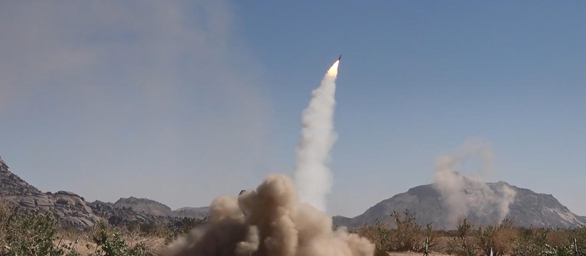 Misil hutí lanzado desde la costa yemení