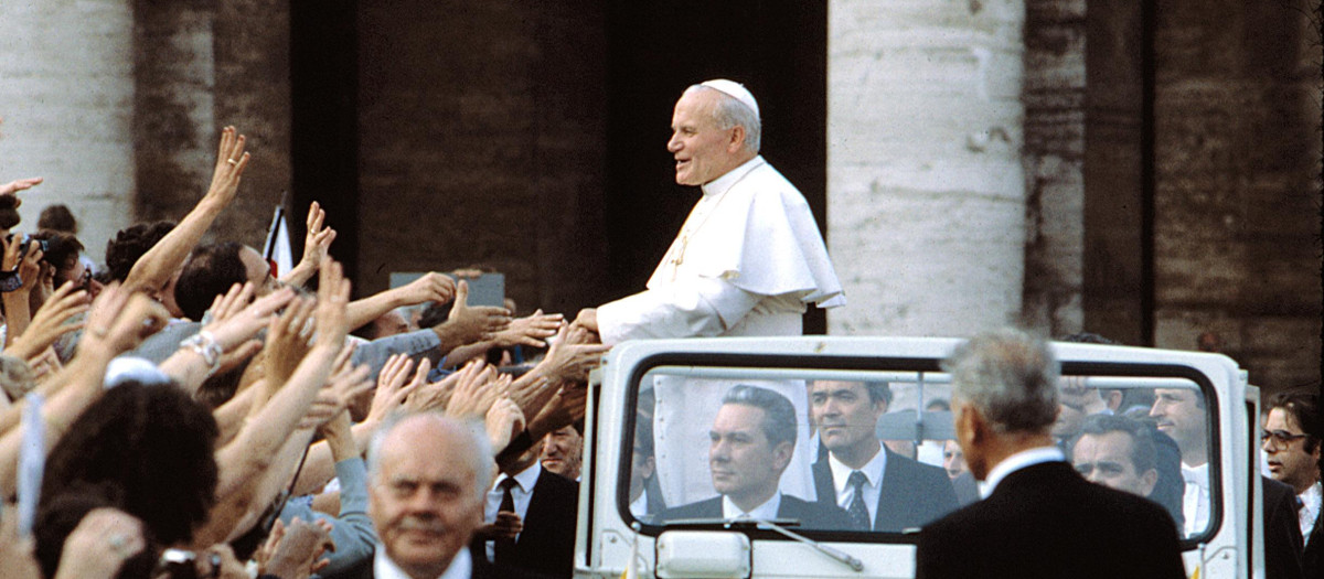 Juan Pablo II en el papamóvil, a principios de la década de 1980