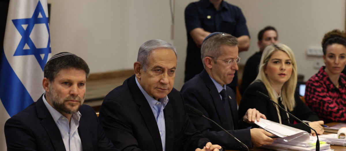 El primer ministro israelí, Benjamin Netanyahu, encabeza la reunión semanal del gabinete en el Ministerio de Defensa en Tel Aviv