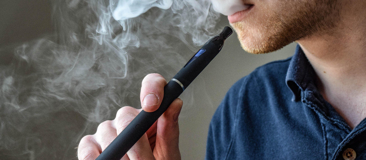 Hombre fumando un cigarrillo electrónico