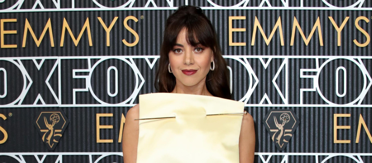 Aubrey Plaza. Con papeles en Construyendo un Parque o la serie The White Lotus, Aubrey, nacida en Estados Unidos, eligió un originalísimo vestido crudo con escote vertical cerrado por un alfiler gigante de Loewe. Espectacularmente sencilla.