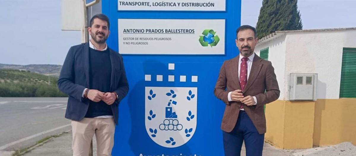 El vicepresidente tercero y delegado de Desarrollo Económico, Promoción y Empleo de la Diputación de Córdoba, Félix Romero (dcha.), en su visita a Luque.