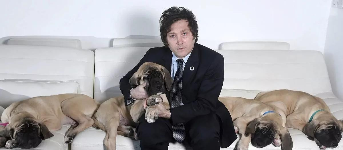 Milei con sus cuatro perros