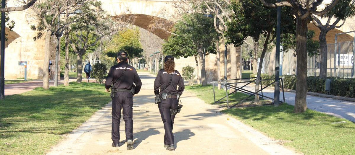 Dos agentes de Policía, patrullando por el antiguo cauce del río Turia, en Valencia