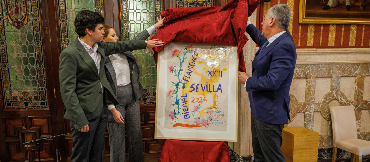El alcalde de Sevilla, José Luis Sanz, descubriendo el cartel que el artista Miquel Barceló ha diseñado para la Bienal de Flamenco de Sevilla de este año