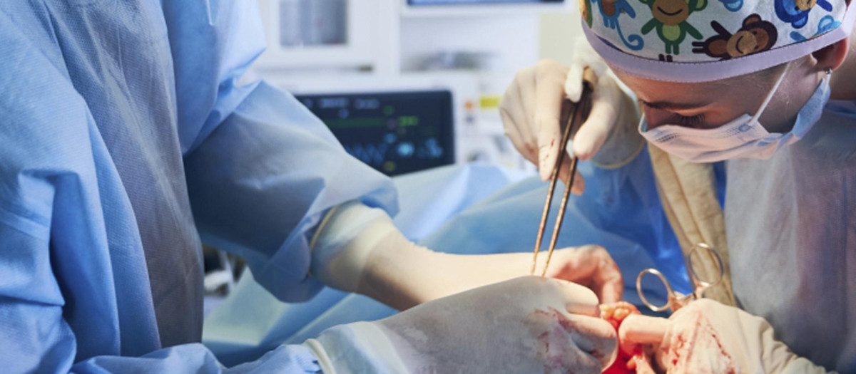 Varios cirujanos tratando a un paciente en una clínica