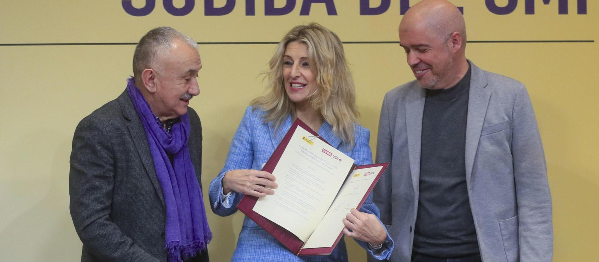 La vicepresidenta segunda del Gobierno y ministra de Trabajo y Economía Social, Yolanda Díaz (c), posa con los secretarios generales de CCOO, Unai Sordo (d), y UGT, Pepe Álvarez, este miércoles en Madrid después de la firma del acuerdo para la subida del 5 % del salario mínimo interprofesional (SMI) en 2024, que rechaza la CEOE y que lo sitúa en 1.134 euros brutos al mes en 14 pagas. EFE/ Fernando Alvarado