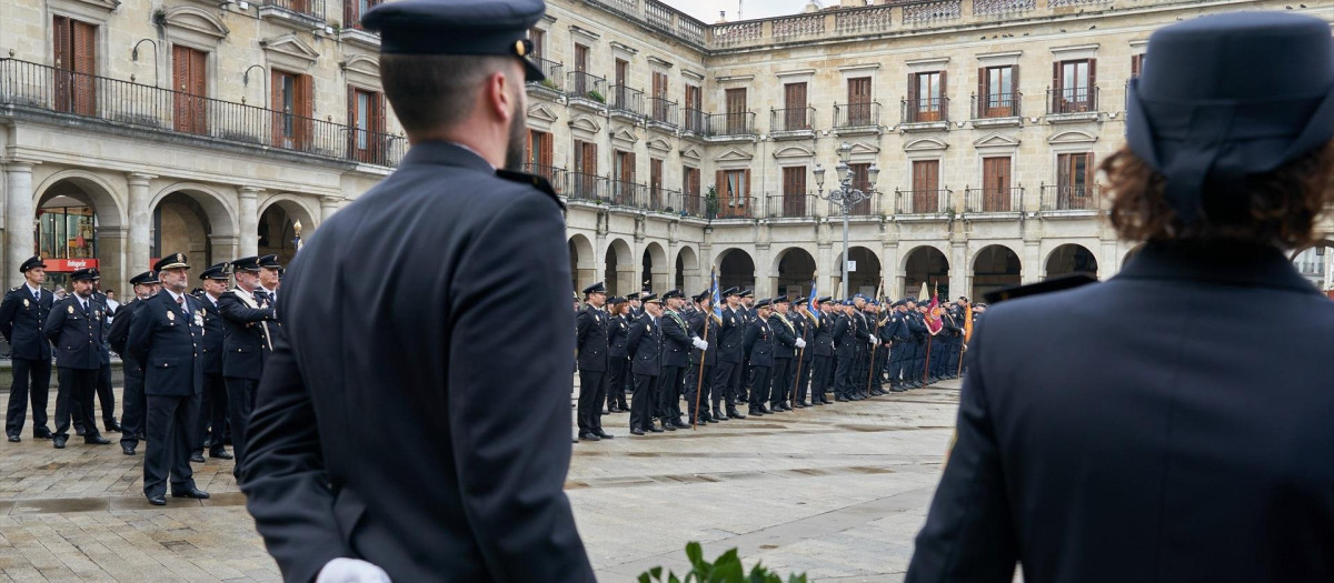 Varios agentes durante la celebración del bicentenario de la Policía Nacional