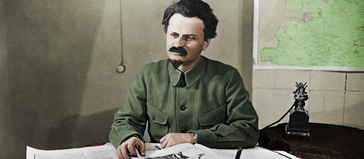 Foto coloreada de Trotsky en su despacho, 1920