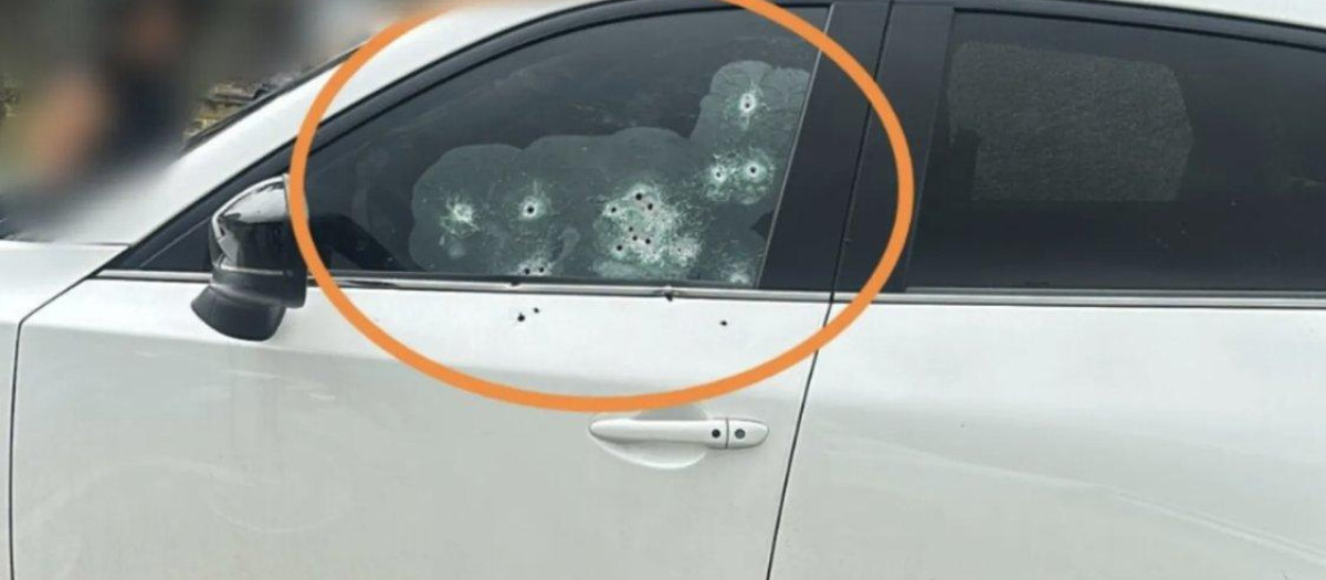 Impactos de bala en el coche que conducía el fiscal ecuatoriano César Suárez
