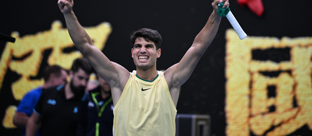 Carlos Alcaraz celebra la victoria frente a Lorenzo Sonego y pasa a la tercera ronda de Australia