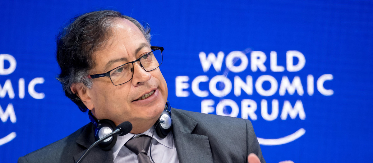 El presidente de Colombia, Gustavo Petro, asiste a una sesión de la reunión del Foro Económico Mundial (FEM) en Davos