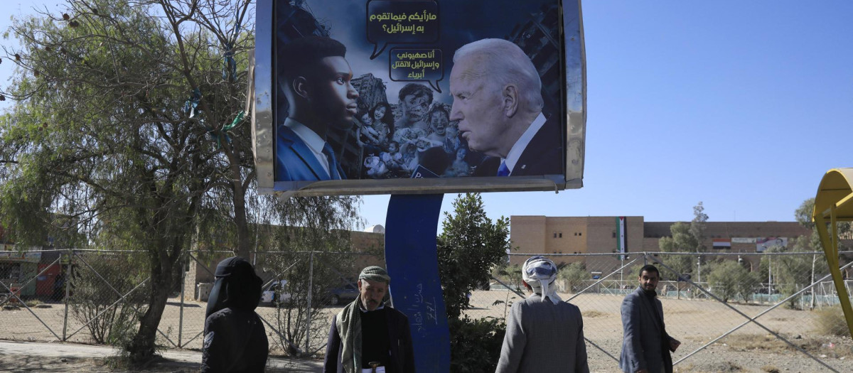 Cartel del presidente de Estados Unidos, Joe Biden, en una calle de Saná, Yemen