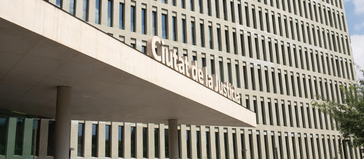 Vista de la fachada de la Ciutat de la Justicia, en Barcelona.