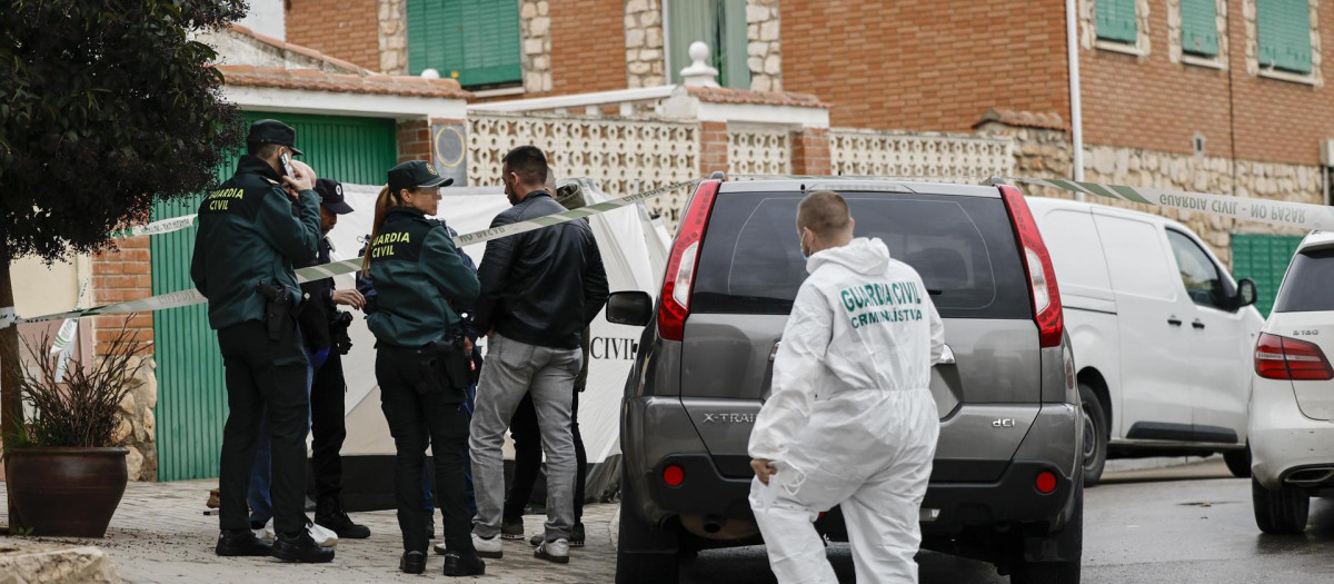 Agentes de la unidad científica de la Guardia Civil investiga lo sucedido en Morata de Tajuña