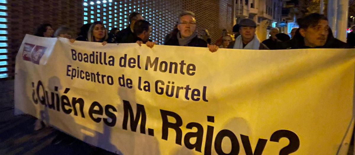 Manifestantes contra Rajoy en Boadilla del Monte