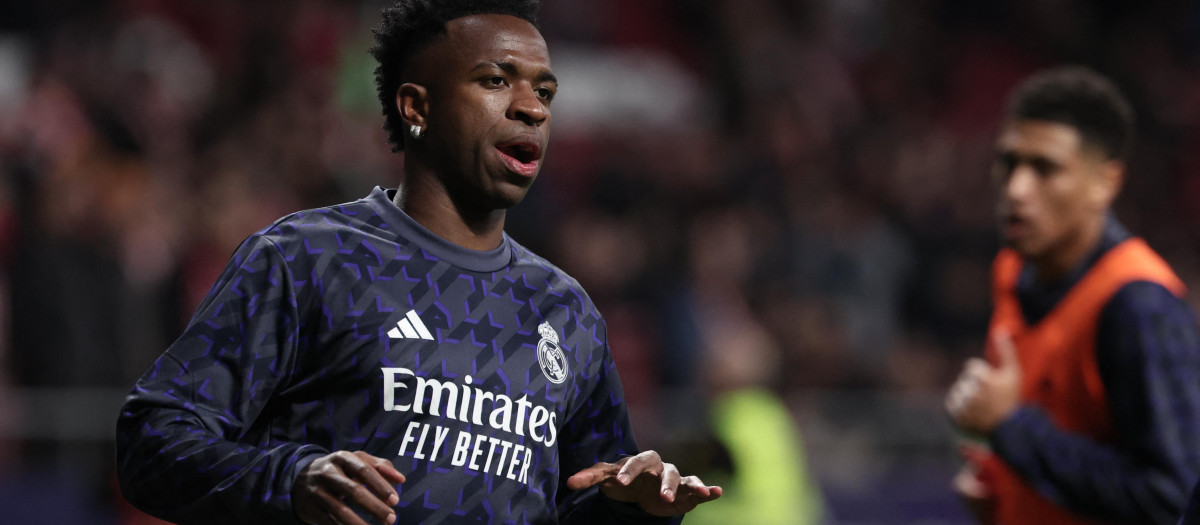Vinicius, durante el calentamiento en el estadio Metropolitano previo al derbi de Copa