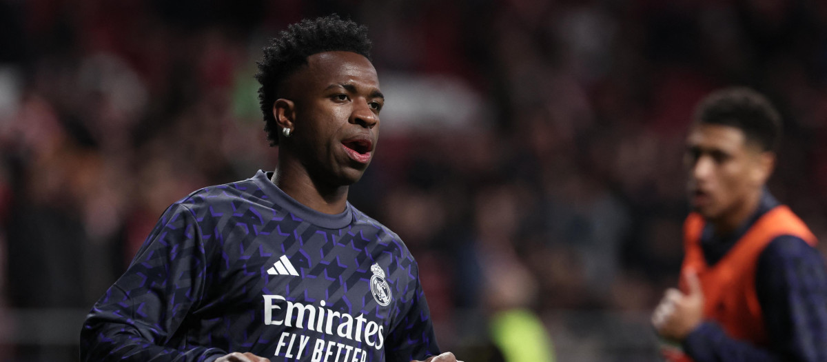 Vinicius, durante el calentamiento en el estadio Metropolitano previo al derbi de Copa