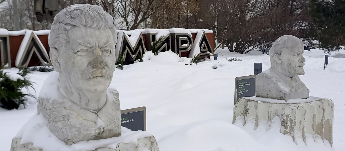 Vista del busto del dictador soviético Iósif Stalin al que le rompieron la nariz y después se la repusieron junto con el busto de Lenin en el parque de Muzeón en Moscú. La guerra en Ucrania ha impulsado la rehabilitación de la controvertida figura de Iósif Stalin, que condujo a la Unión Soviética a la victoria sobre la Alemania nazi, maquillando el lado oscuro del dictador