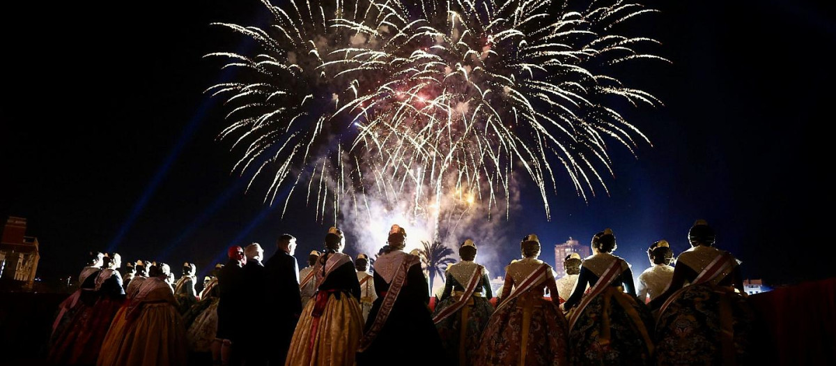 Castillo de fuegos artificiales tras la Crida de las Fallas de Valencia, en 2023