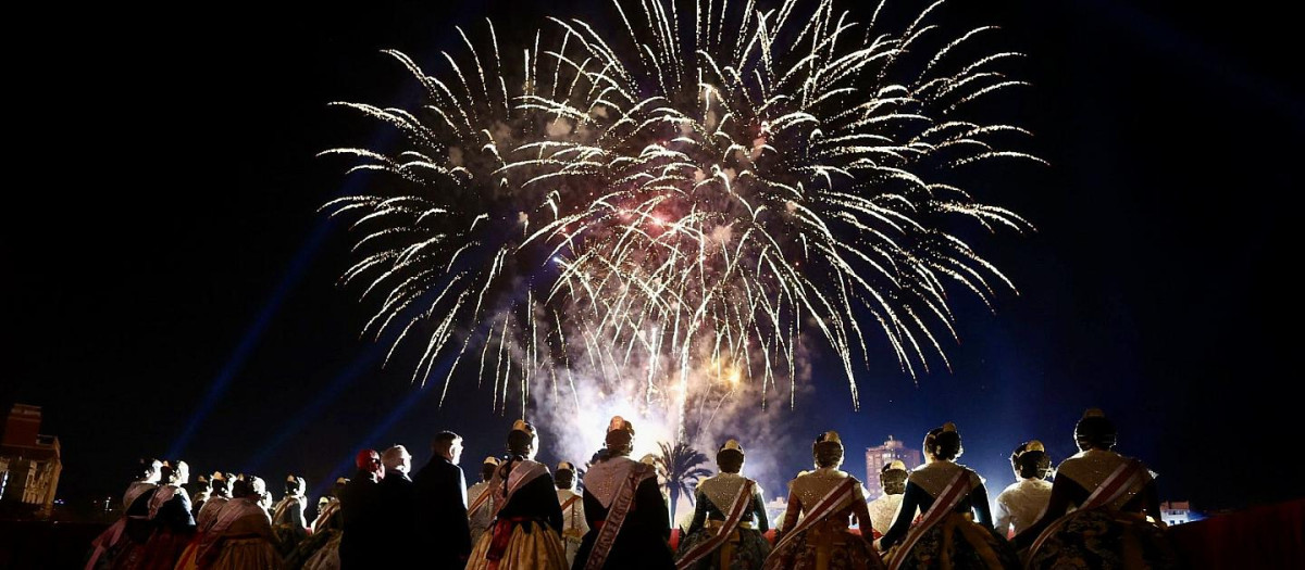 Castillo de fuegos artificiales tras la Crida de las Fallas de Valencia, en 2023