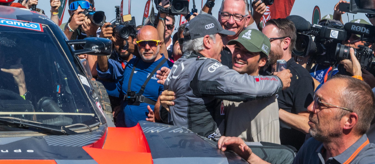 Carlos Sainz se funde en un emotivo abrazo con su hijo