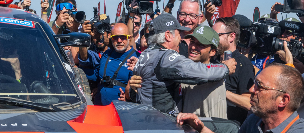 Carlos Sainz se funde en un emotivo abrazo con su hijo