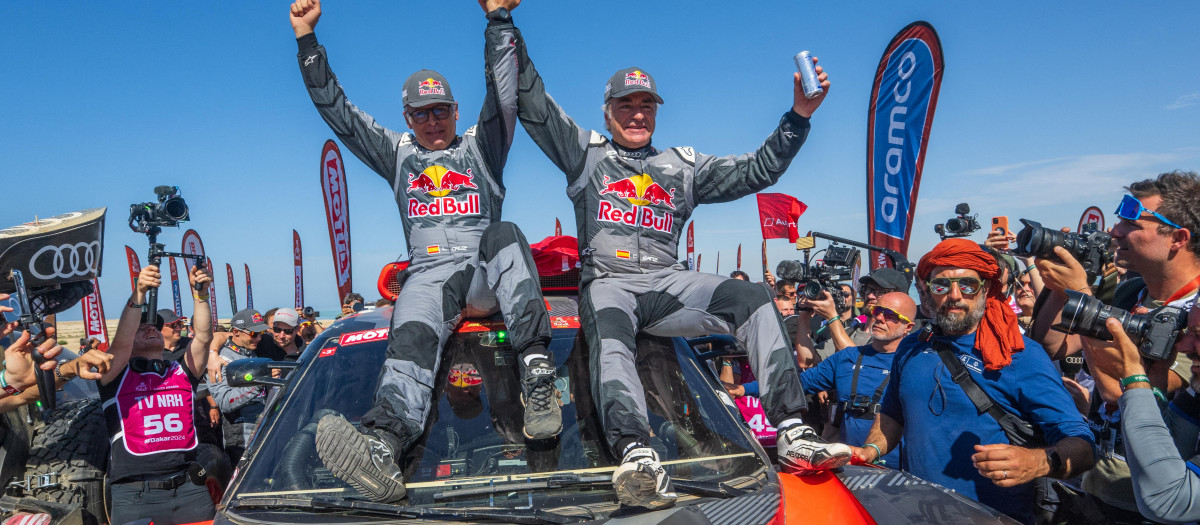 Carlos Sainz y Lucas Cruz celebrando la victoria en el Dakar 2024 tras cruzar la meta