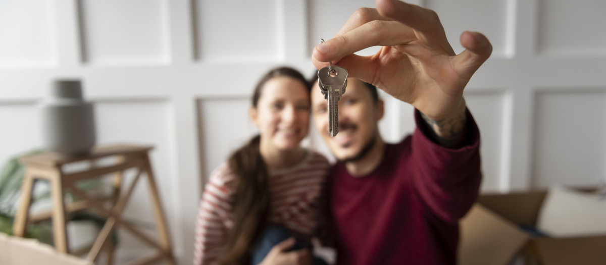 Dos personas jóvenes en su nueva casa