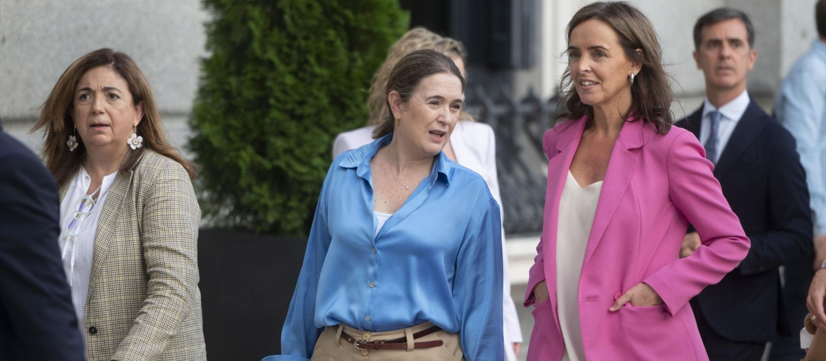 La delegada de Cultura, Turismo y Deportes del Ayuntamiento de Madrid, Marta Rivera de la Cruz (c), a su llegada a la primera sesión del debate de investidura de Feijóo apoyado a Feijóo en su debate