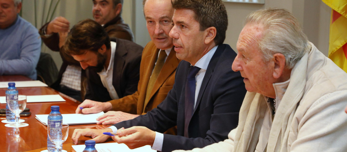 El presidente de la Generalitat, Carlos Mazón, junto al consejero de Agricultura (a su derecha), José Luis Aguirre