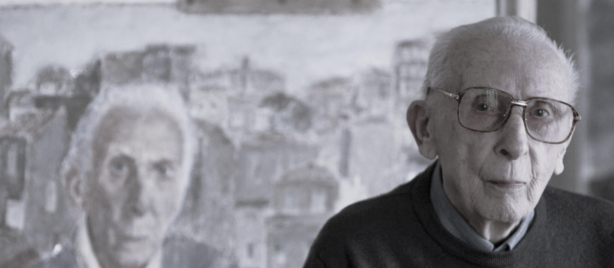 El pintor Luis Torras posa en su estudio de Vigo, en una imagen de archivo