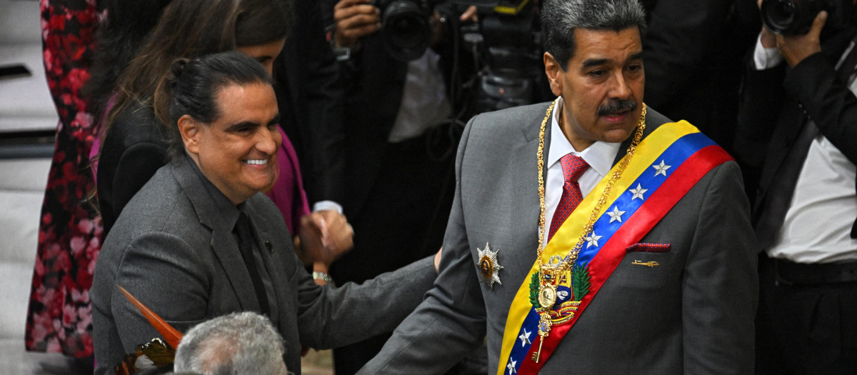 El presidente de Venezuela Nicolas Maduro saluda a Alex Saab en la Asamblea Nacional venezolana
