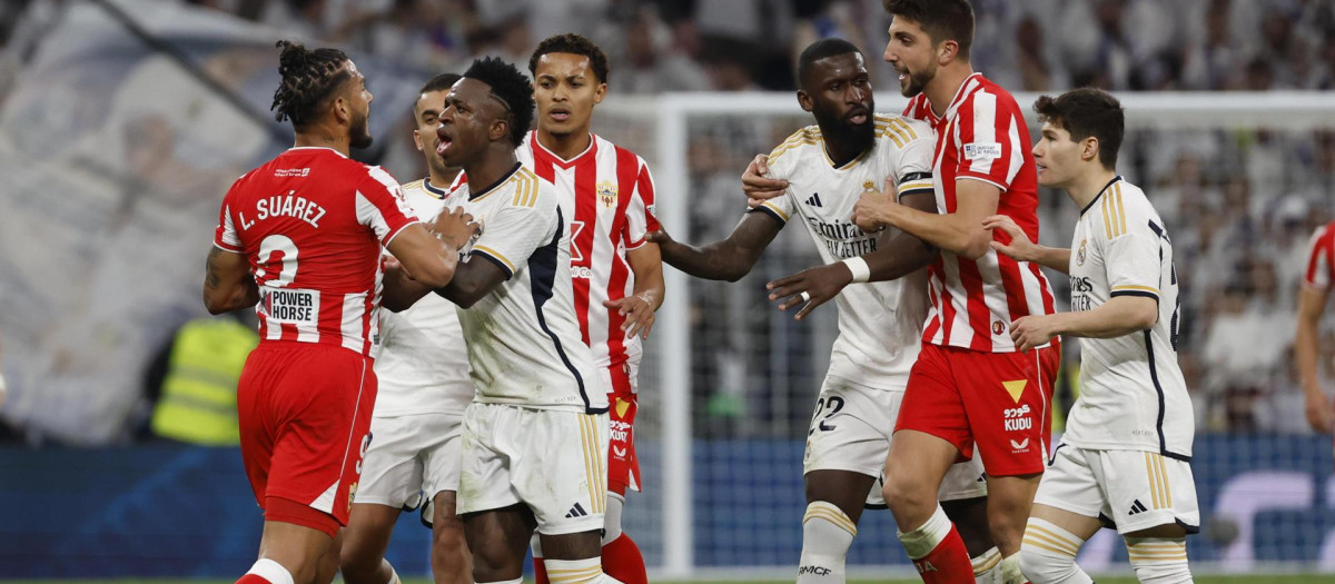 Tangana entre los jugadores del Real Madrid y del Almería
