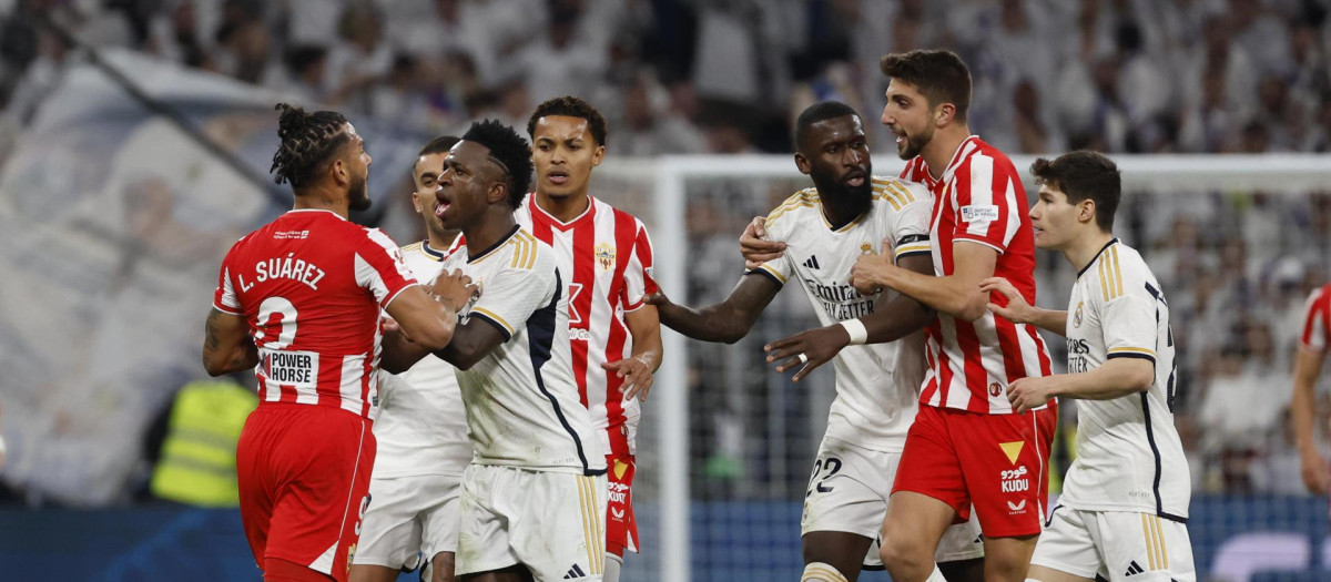 Tangana entre los jugadores del Real Madrid y del Almería