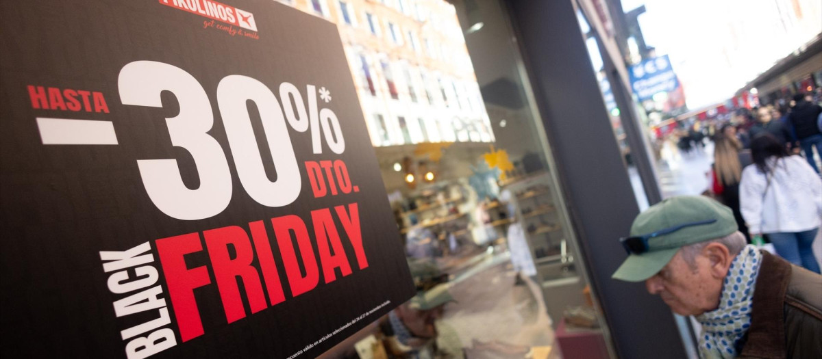 Un escaparate avisa de los descuentos durante Black Friday.