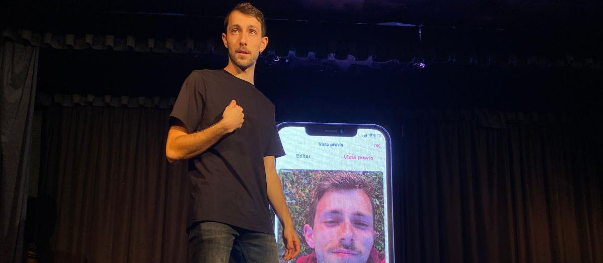 Joan Natzari durante su obra 'Oye Siri, Dime Joan'