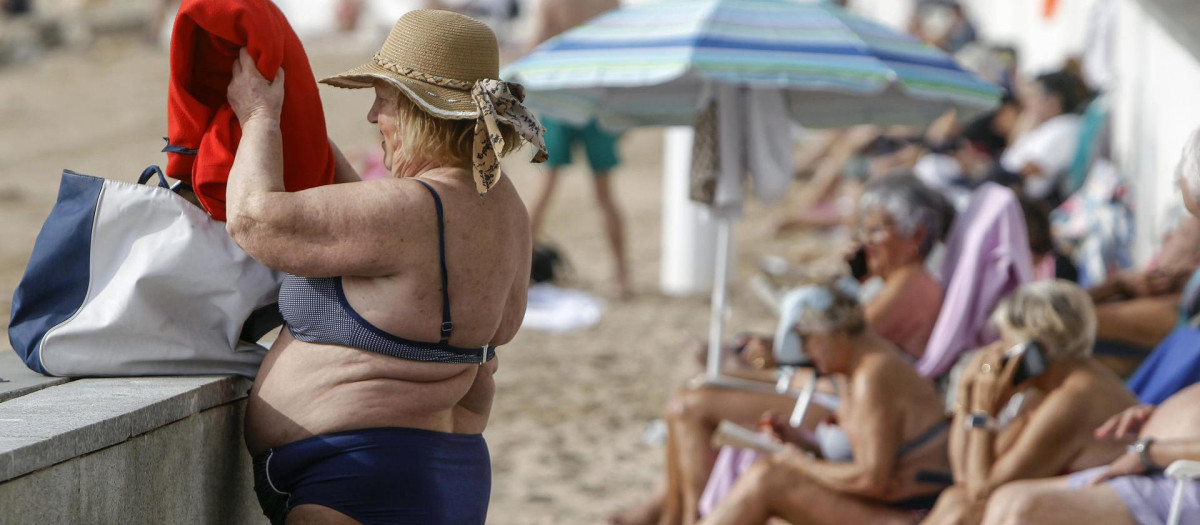 Numerosas personas disfrutan del buen tiempo en la playa de Levante de Benidorm, donde las temperaturas llegaron a superar los 25º