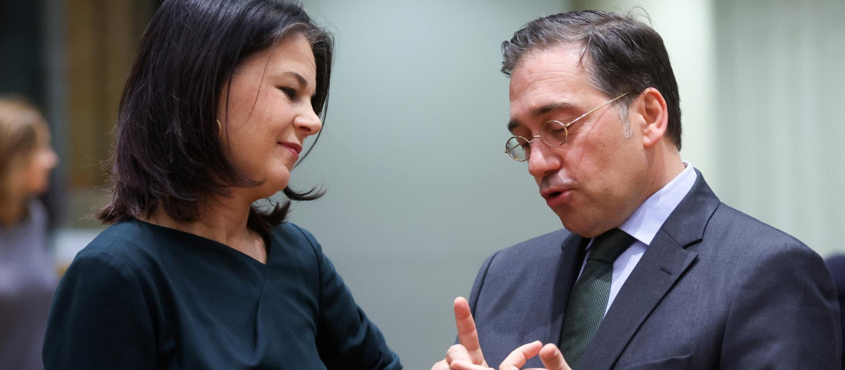 La ministra de Asuntos Exteriores alemana, Annalena Baerbock, y el español José Manuel Albares durante el encuentro del consejo