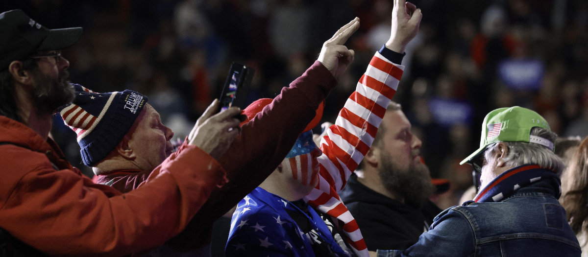 Partidarios del expresidente Donald Trump en un acto de campaña en New Hampshire