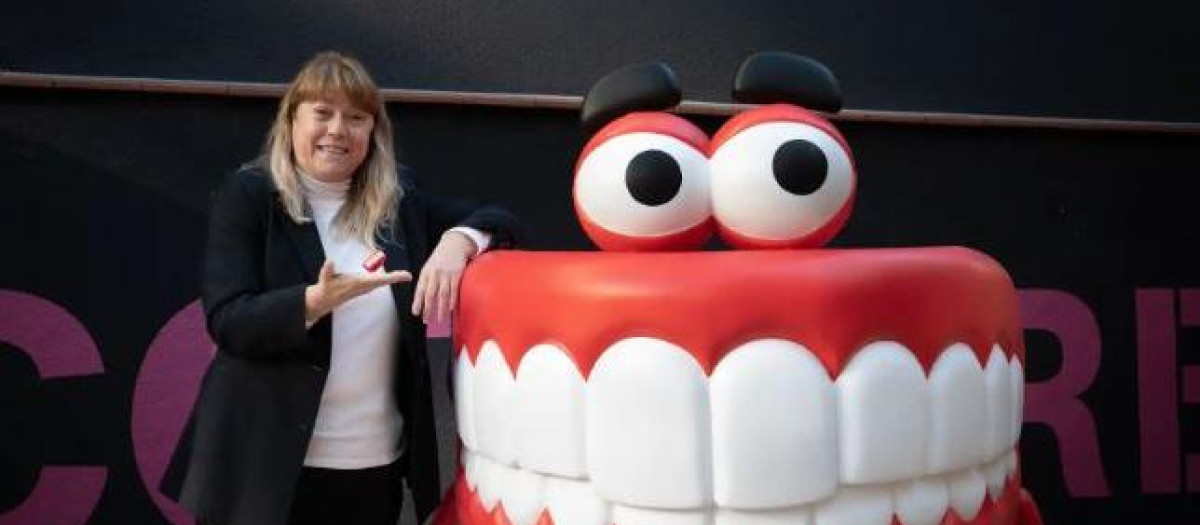 La consejera de Cultura de la Generalitat, Natàlia Garriga, junto a la figura de Queta, una dentadura gigante