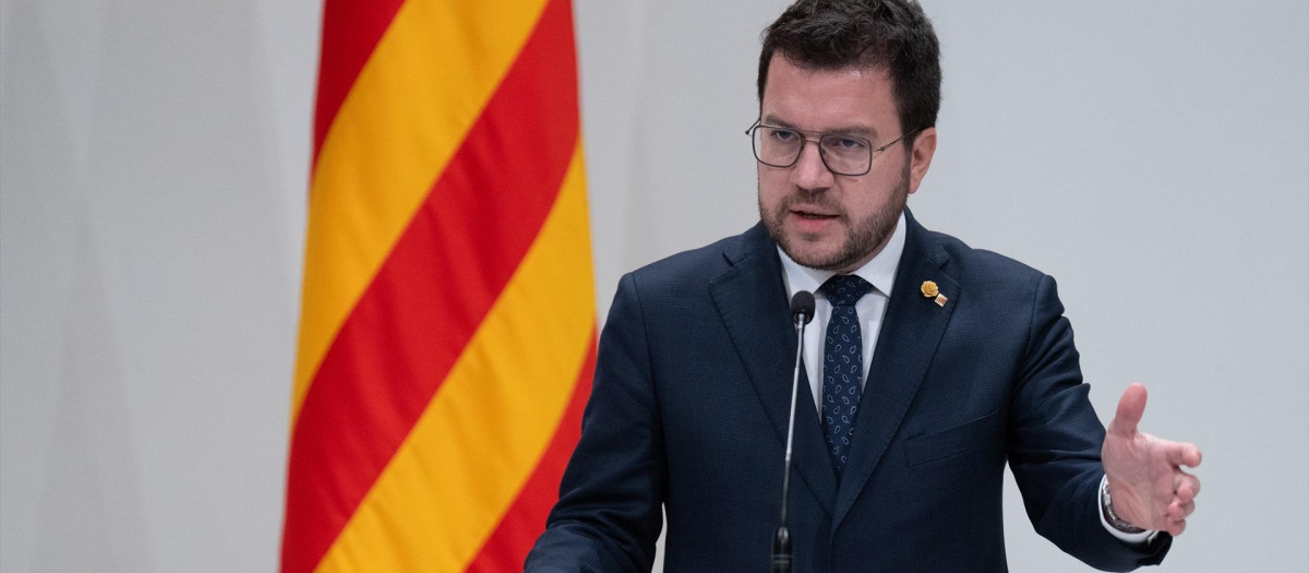 El presidente de la Generalitat de Catalunya, Pere Aragonès, ofrece una rueda de prensa, en el Palau de la Generalitat, a 23 de enero de 2024, en Barcelona, Catalunya (España). Durante la comparecencia, Aragonès, ha anunciado cambios en el Govern catalán para afrontar su último año de legislatura. La consellera de Presidència, Laura Vilagrà, asciende a vicepresidenta, mientras que Sergi Sabrià es nuevo viceconseller, un cargo de nueva creación. Se trata del tercer cambio en el Govern en los casi tres años de mandato de Aragonès.
23 ENERO 2024;BARCELONA;CATALUNYA;GOVERN;ARAGONÈS
David Zorrakino / Europa Press
23/1/2024