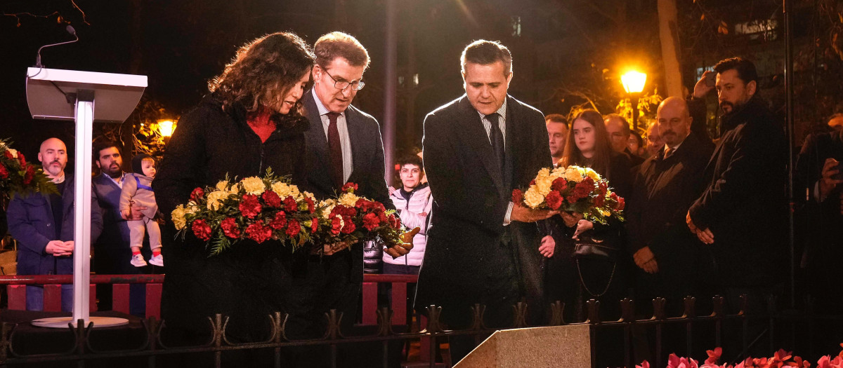 La presidenta de la Comunidad de Madrid, Isabel Díaz Ayuso, y el líder del PP, Alberto Núñez Feijóo, en la ofrenda floral a Gregorio Ordóñez