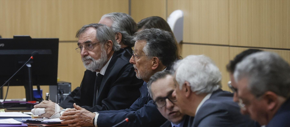 Alfonso Grau, en el centro de la imagen, en un momento del juicio, este martes