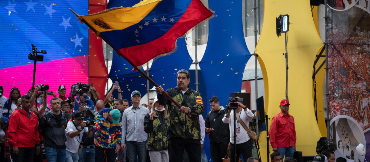 El presidente de Venezuela, Nicolás Maduro, ondea una bandera nacional durante una manifestación de apoyo a su gobierno en Caracas