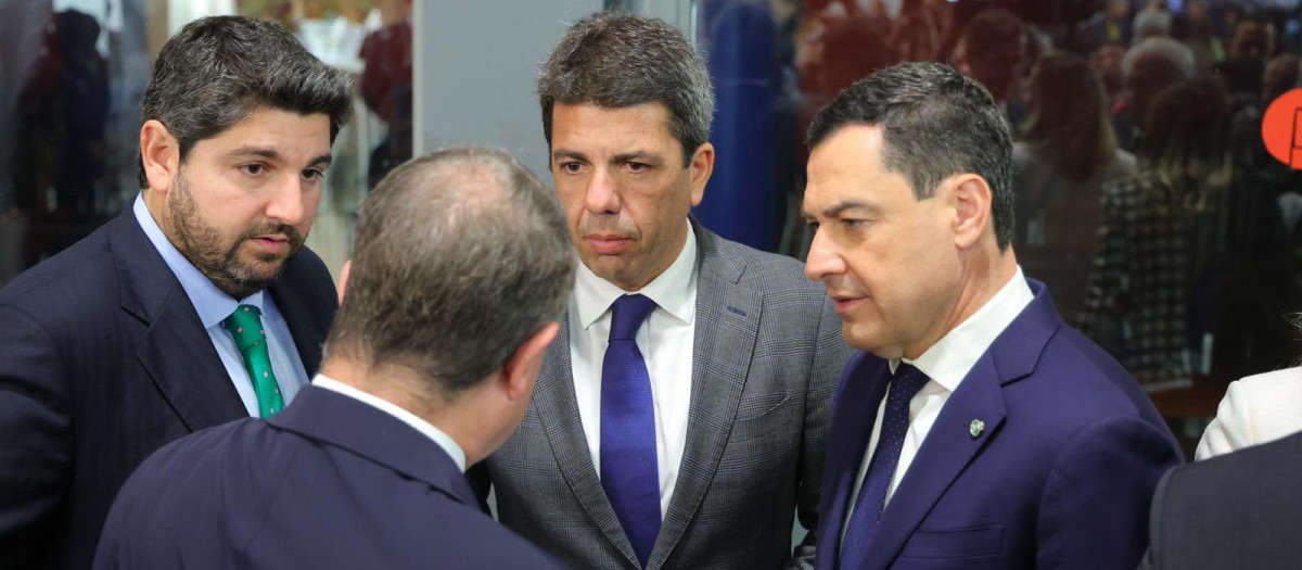 López Miras, Mazón y Moreno conversan con Page en Fitur