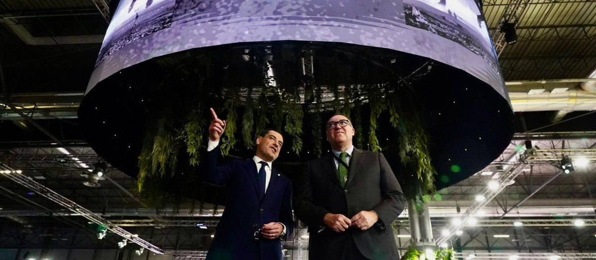 Juanma Moreno y el consejero de Turismo, Arturo Bernal, inauguran el pabellón de Andalucía en Fitur